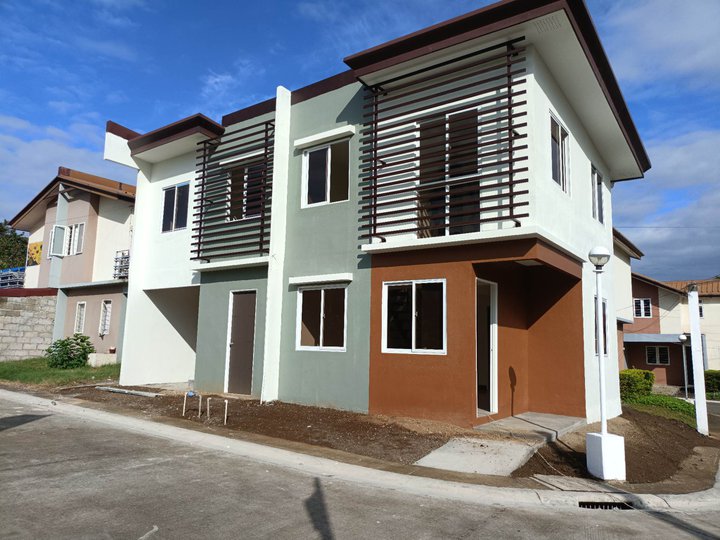 Fully Finished 3 bedrooms Townhouse near highway