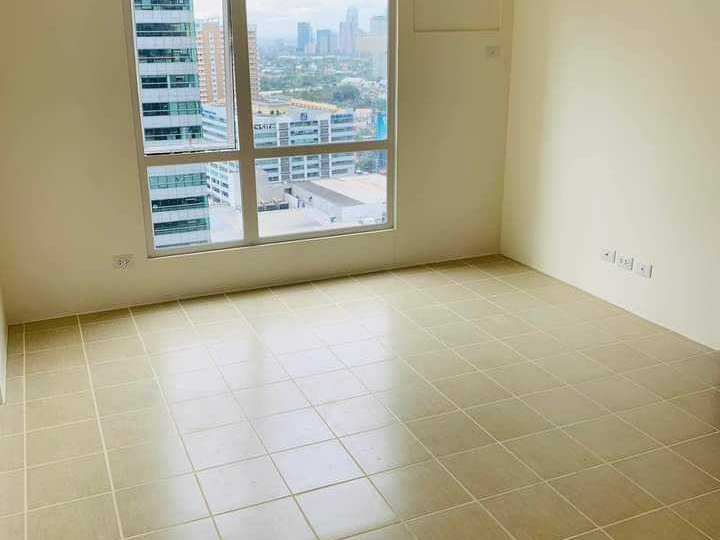 RFO Condo in Mandaluyong studio last unit 32nd floor rent to own