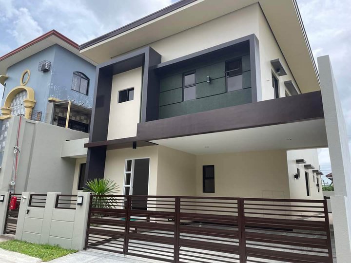 5-bedroom Single Detached House For Sale in Imus Cavite