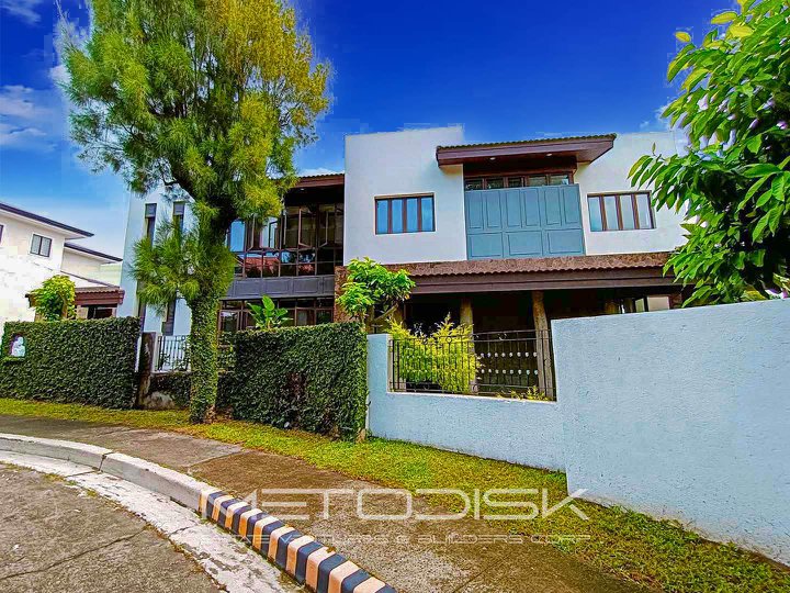 Modern 4-bedroom House For Sale Royale Tagaytay Estate Cavite