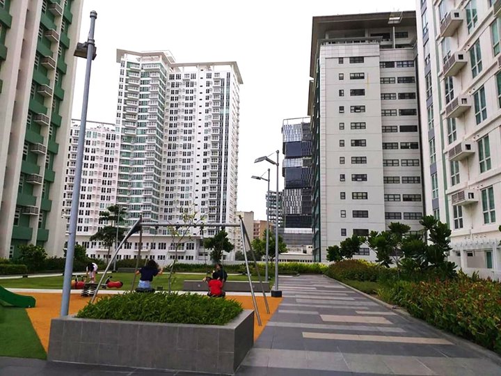 Semi-furnished 28 sqm Studio-type Condo Unit for Sale in Cebu Business Park, Cebu City