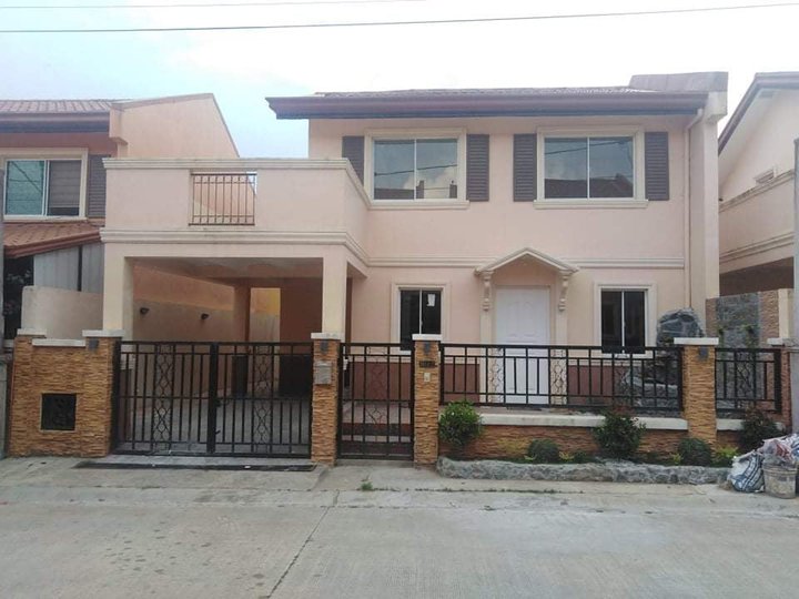 Pre-Owned 5-bedroom Townhouse For Sale in Silang Cavite