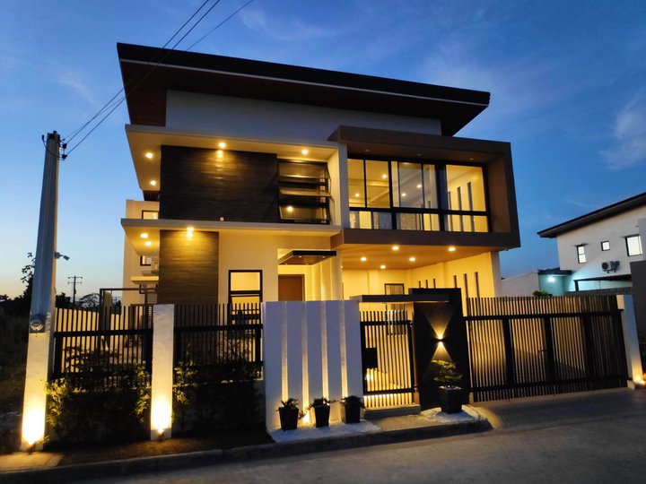 RFO Luxurious House For Sale beside Vista Mall Pampanga