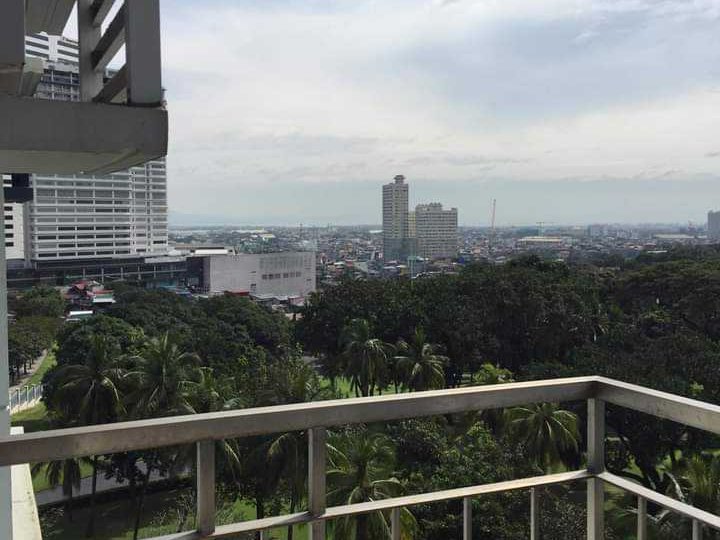 1Be Furnished inside BGC TRION TOWERS near SM Aura