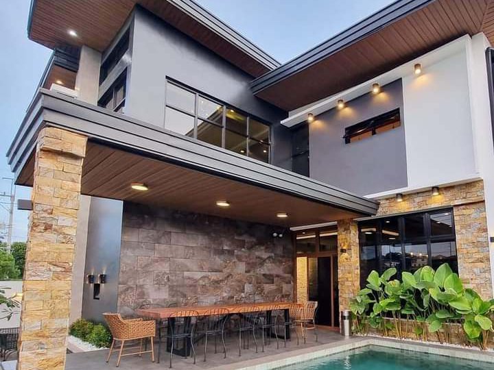 MODERN TROPICAL VILLA WITH THERMAL POOL FOR SALE IN TAGAYTAY