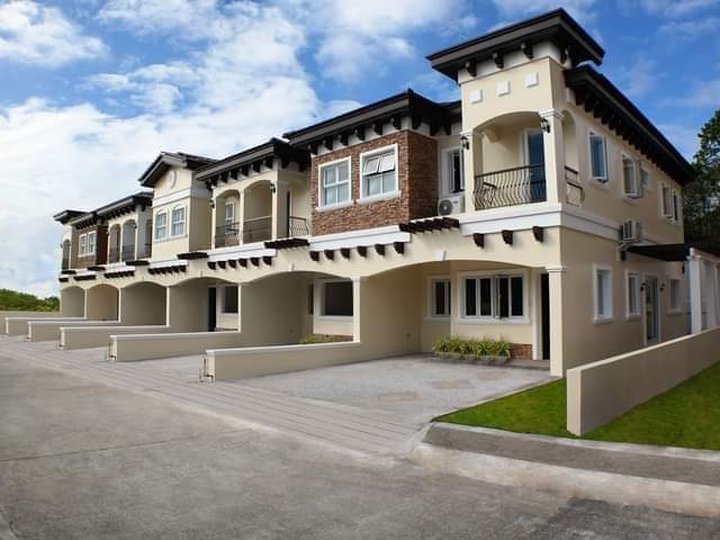 4 bedrooms townhouse in Alabang