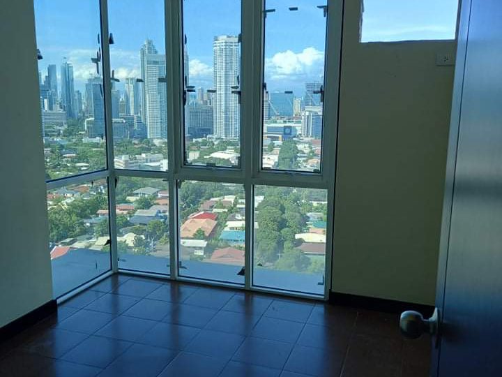 For Sale 3 Bedrooms Condominium in Makati