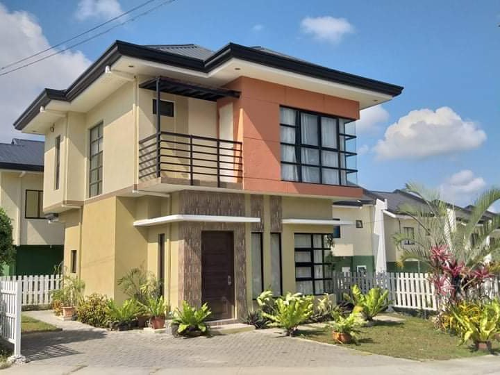 4 bedrooms with 3 toilet and bath house and lot in Consolacion