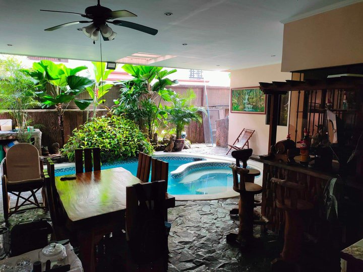 6-bedroom Single Detached House For Sale in Quezon City / QC