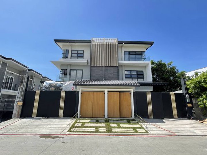 Luxury Duplex with Elevator for Sale in AFPOVAI Village Taguig City
