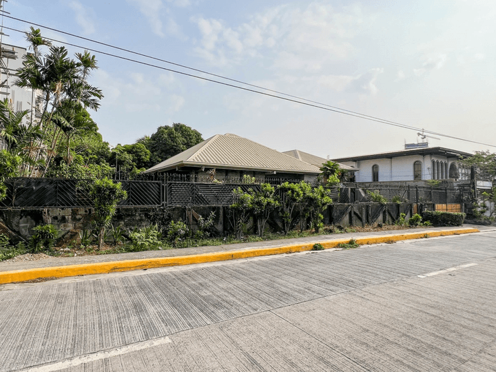 Lot with Old House For Sale near Congressional Ave.