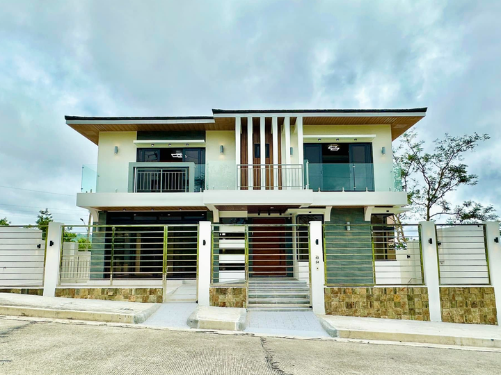 Ready For Occupancy 5-bedroom Single Detached House For Sale in Splendido, Tagaytay with Taal View