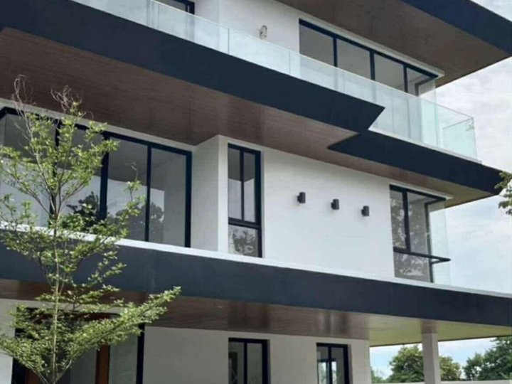 LUXURY HOUSE IN ALABANG WEST VILLAGE