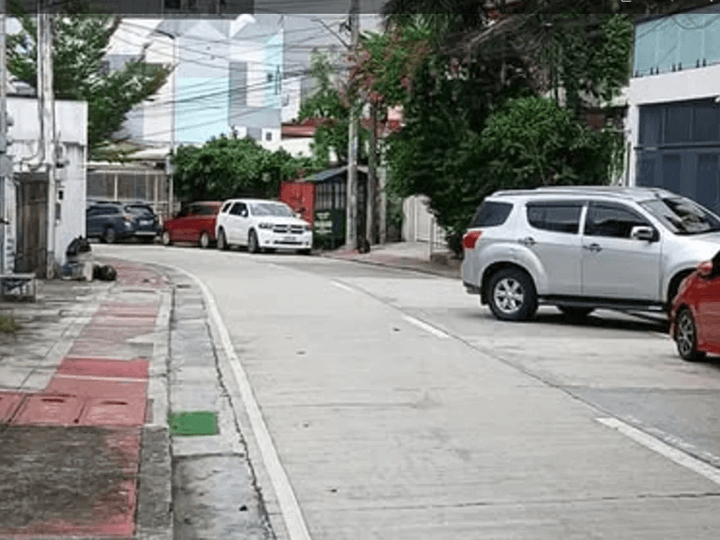 6BR Old House with LOT for SALE in SIKATUNA VILLAGE, QC