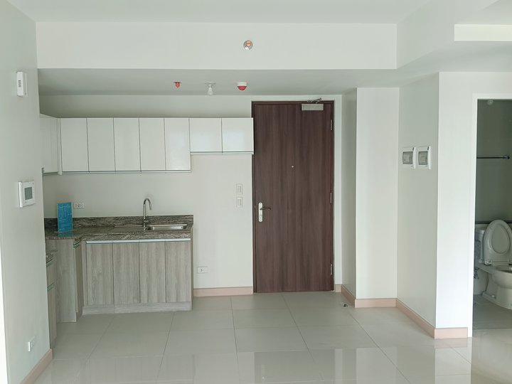 RFO 2-BEDROOM+PARKING IN BAY AREA, PASAY (RENT-TO-OWN PAYMENT TERMS APPLICABLE)