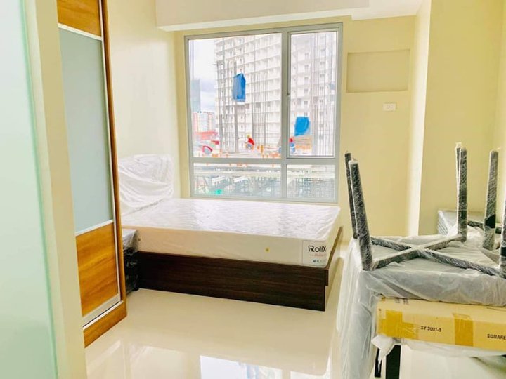 CONDO UNIT FOR SALE in PIONEER MANDALUYONG near ROBINSONS FORUM