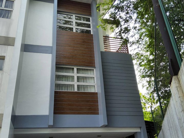 5 Bedroom Unit Towhouse for Sale in Tandang Sora, QC (Negotiable)