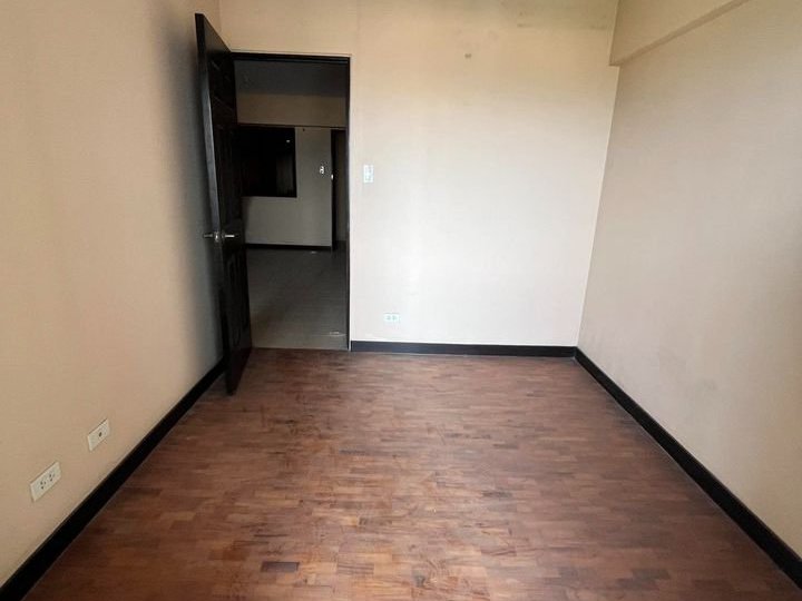 Foreclosed 2 Beds Cypress Towers Taguig City - Unit 1513