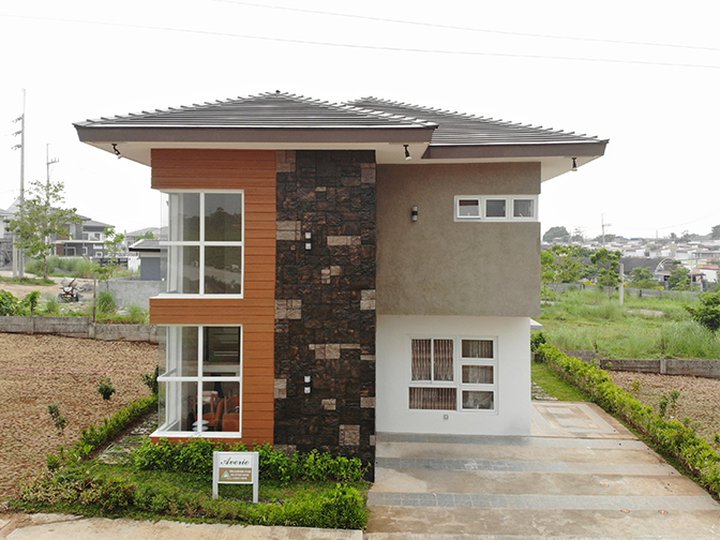 ELEGANT SINGLE DETACHED HIGH CEILING HOUSE!