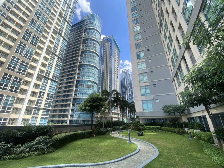 Beautiful 2-Bedroom Corner Condo for Sale in Park West BGC with Maid's Room & Modern Amenities