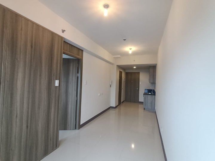 For Rent Newly Turnover 1 BR with Balcony Facing MOA